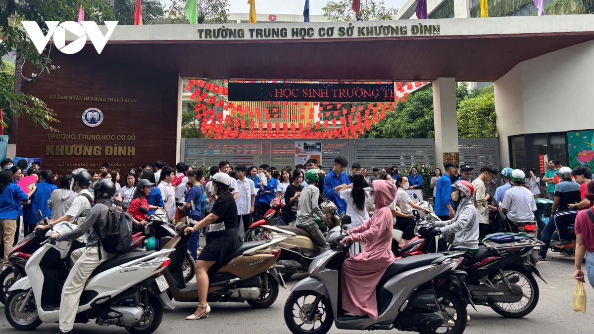 Giao thông điểm thi THCS Khương Đình, Thanh Xuân tắc nghẽn trước giờ làm thủ tục