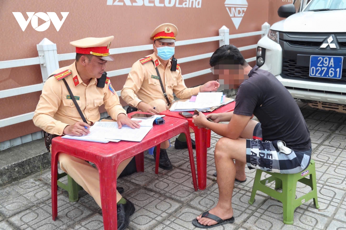 Công an Hà Nội siết chặt xử lý xe chở hàng quá tải