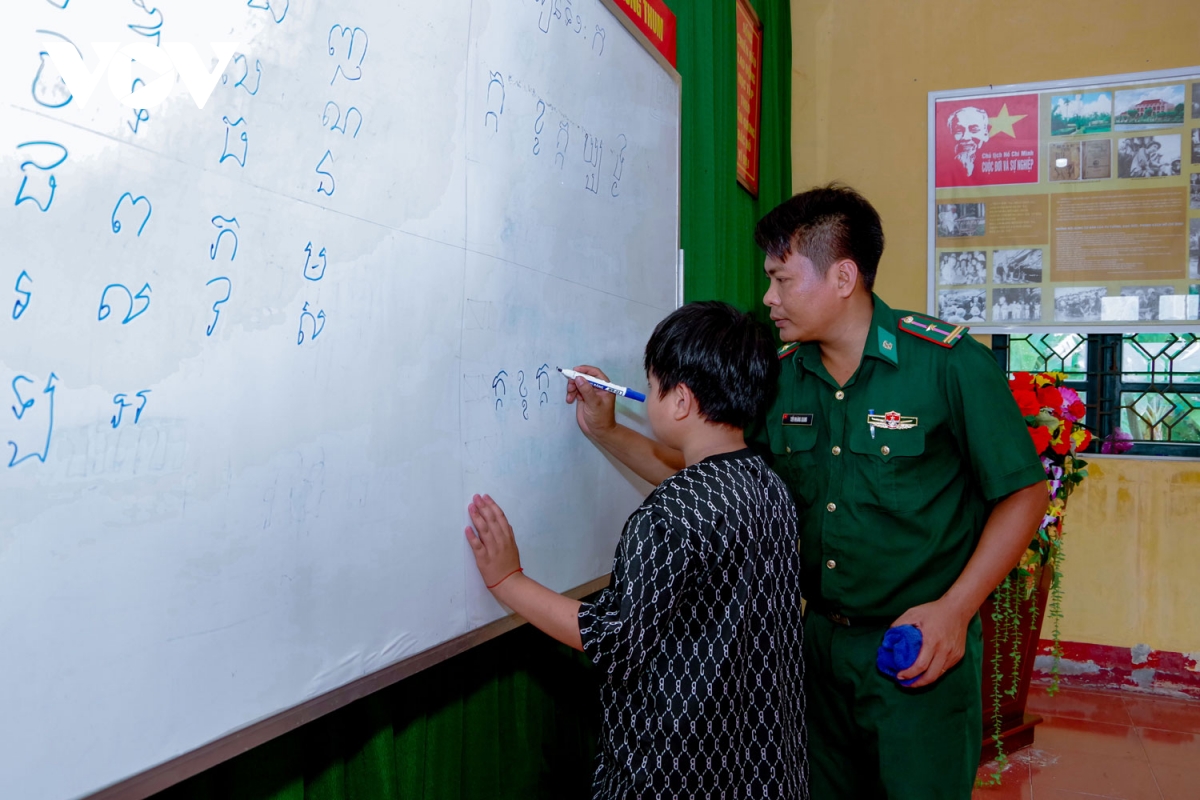 BĐBP Sóc Trăng mở lớp dạy chữ Khmer cho học sinh khu vực biên giới biển