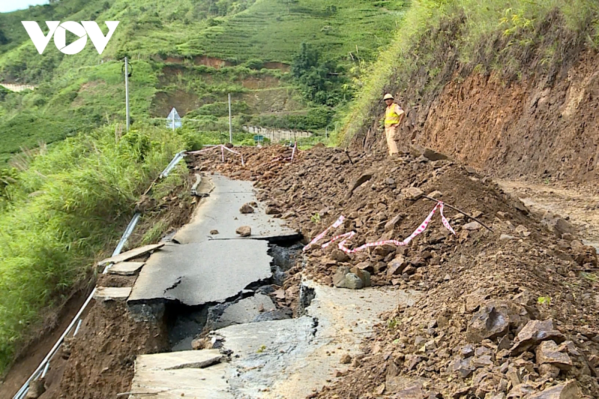 mua lon keo dai gay sut lun nghiem trong tren tinh lo 131 tai lai chau hinh anh 1