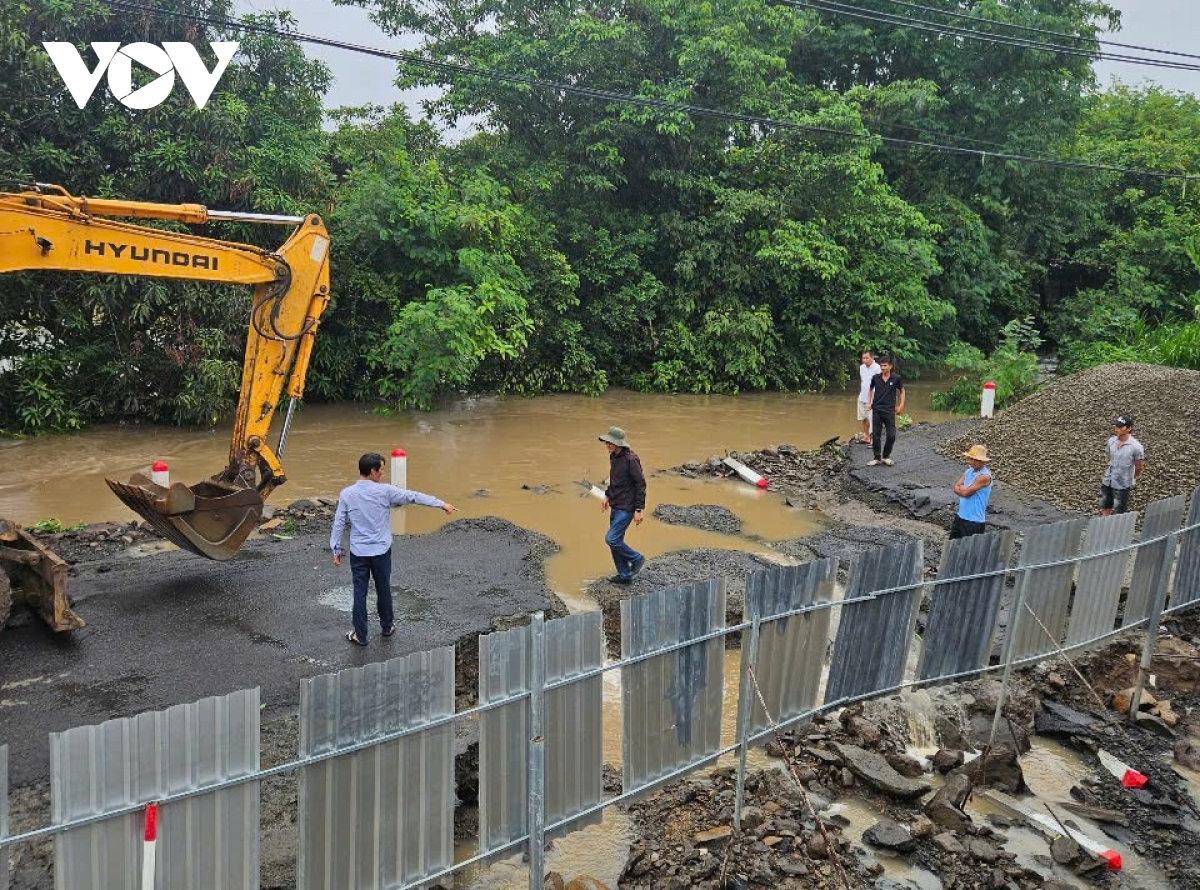 Quốc lộ 25 qua Gia Lai bị chia cắt do lũ