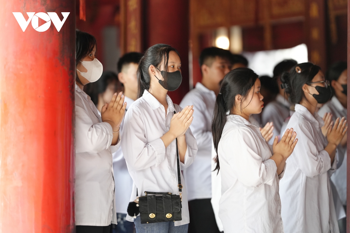 văn miếu - quốc tử giám mùa tấp nập sĩ tử hình ảnh 15 van mieu - quoc tu giam mua tap nap si tu hinh anh 15