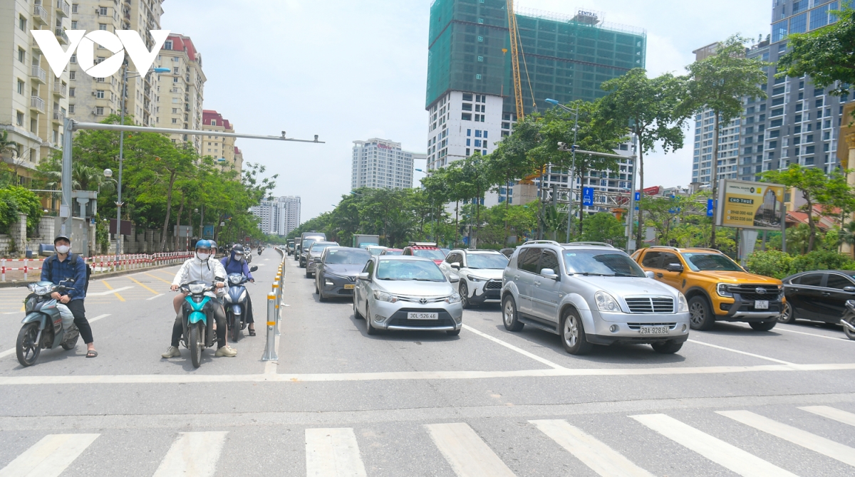 bien bao tren duong vo chi cong bat cap , phuong tien di chuyen kho khan hinh anh 3