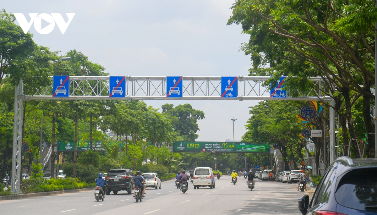 bien bao tren duong vo chi cong bat cap , phuong tien di chuyen kho khan hinh anh 7