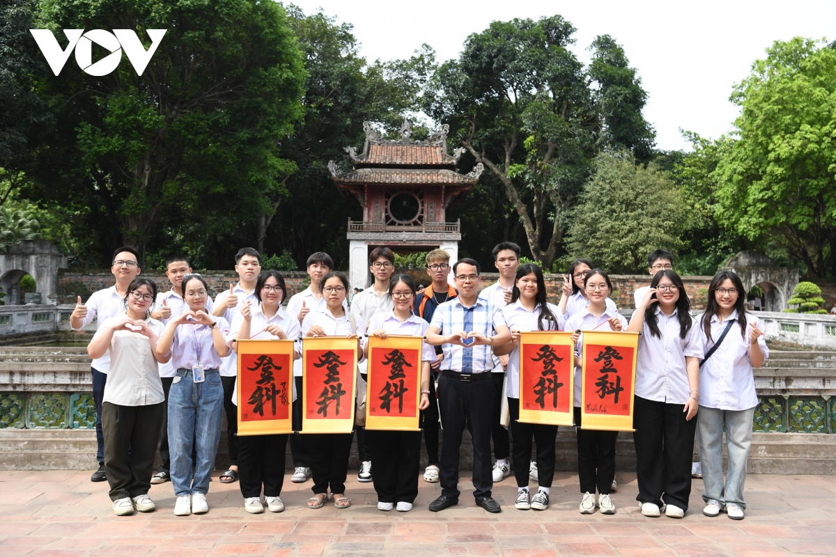 văn miếu - quốc tử giám mùa tấp nập sĩ tử hình ảnh 2 van mieu - quoc tu giam mua tap nap si tu hinh anh 2