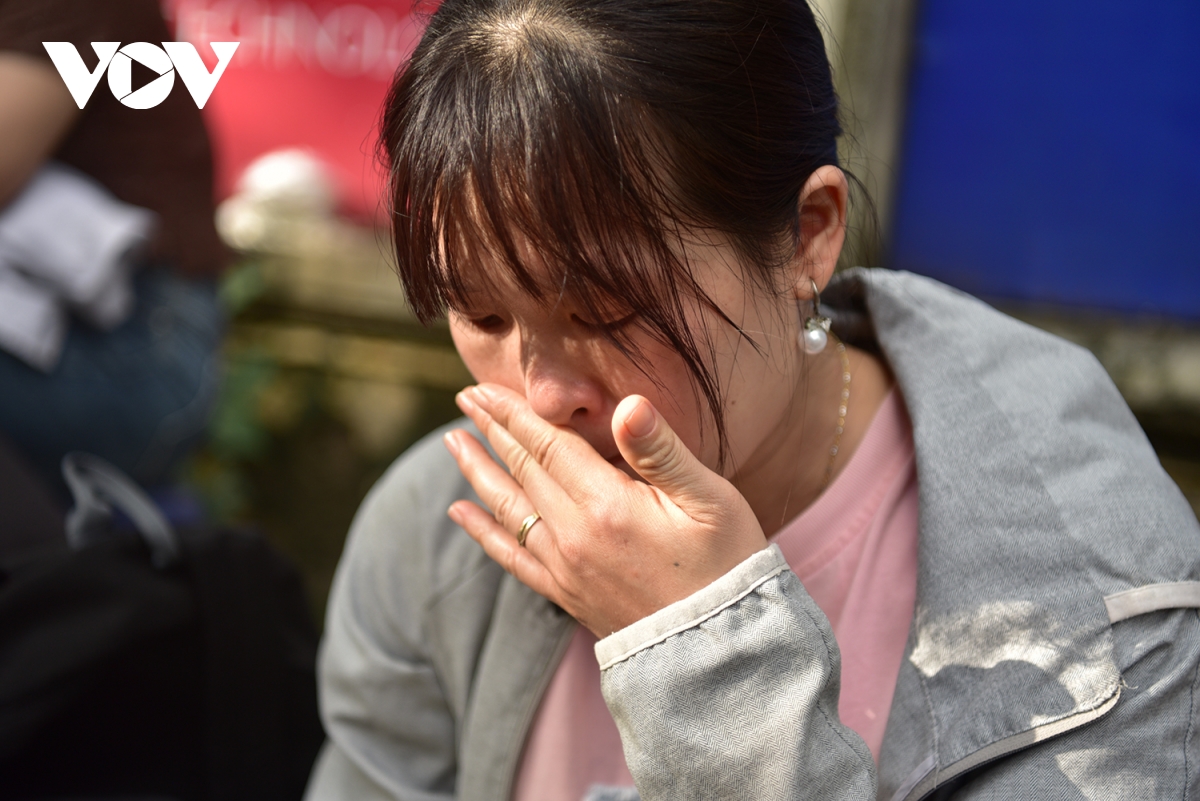 mẹ đi xe máy từ 4h sáng lên hà nội tiếp sức cho con thi tốt nghiệp thpt hình ảnh 3 me di xe may tu 4h sang len ha noi tiep suc cho con thi tot nghiep thpt hinh anh 3