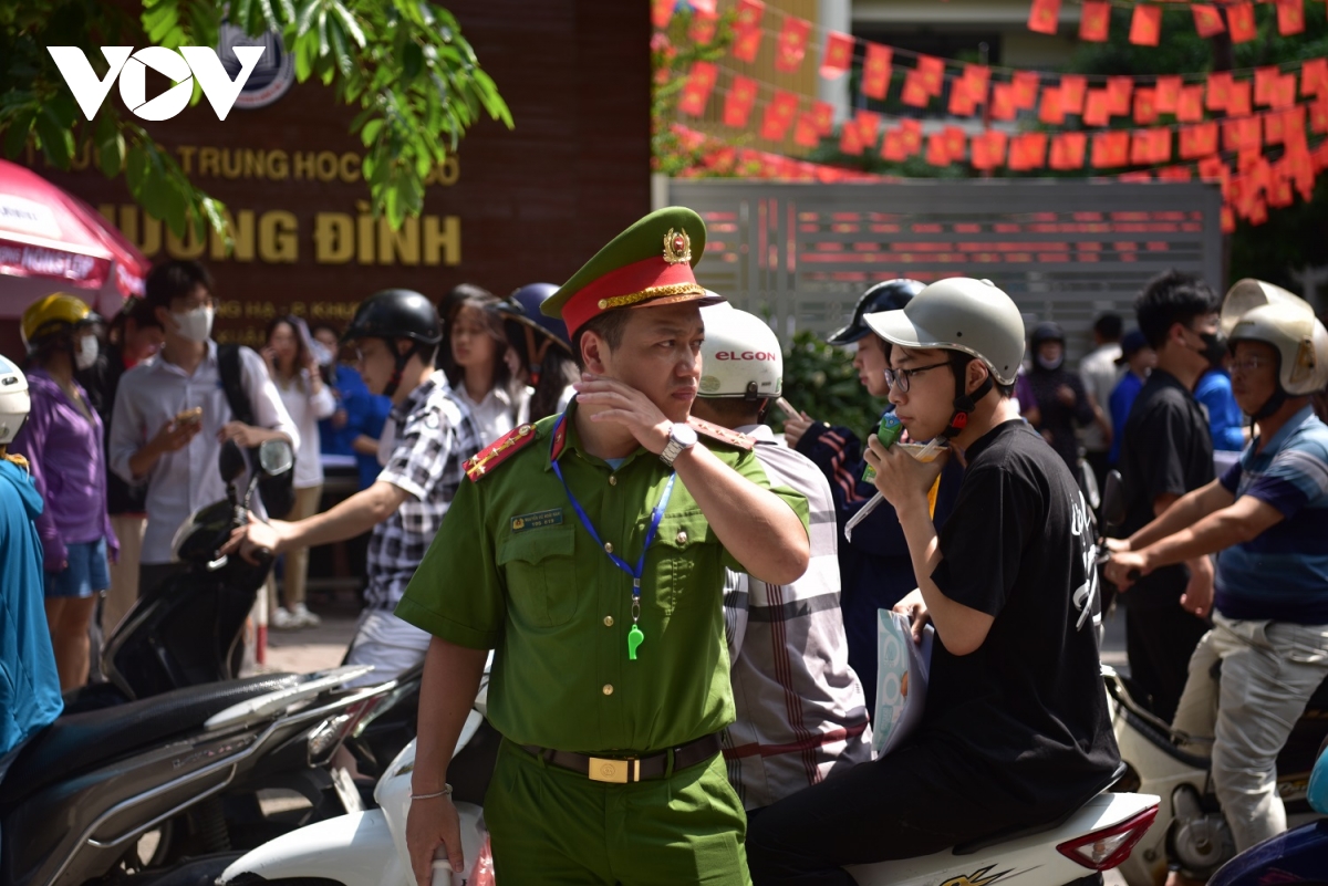 thí sinh, phụ huynh ùa ra như vỡ tổ khiến giao thông tại điểm thi tắc nghẽn hình ảnh 9 thi sinh, phu huynh ua ra nhu vo to khien giao thong tai diem thi tac nghen hinh anh 9