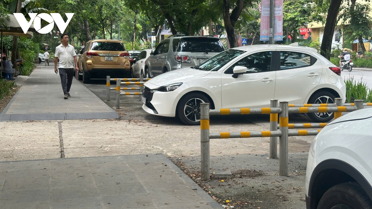 Vỉa hè thiết kế cho người đi bộ biến thành bãi đỗ xe