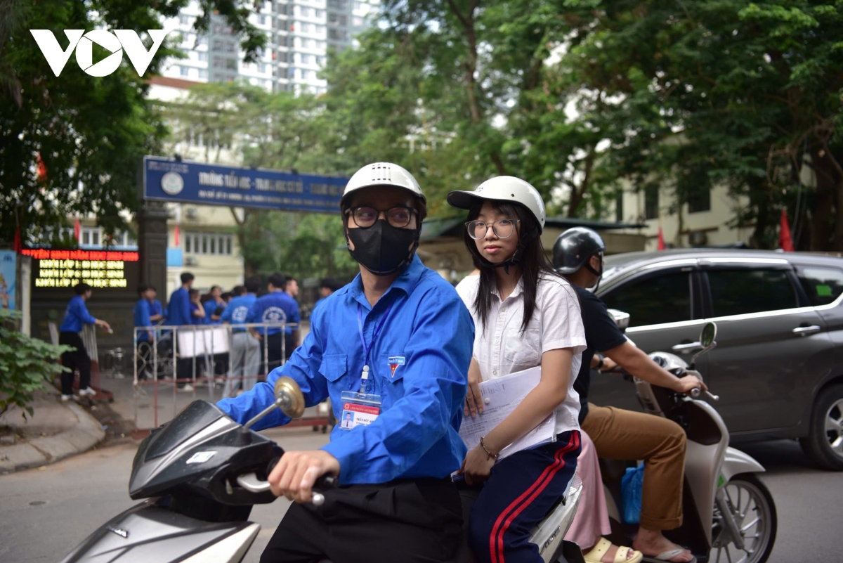 nhung thi sinh dau tien da co mat lam thu tuc thi vao lop 10 tai ha noi hinh anh 9