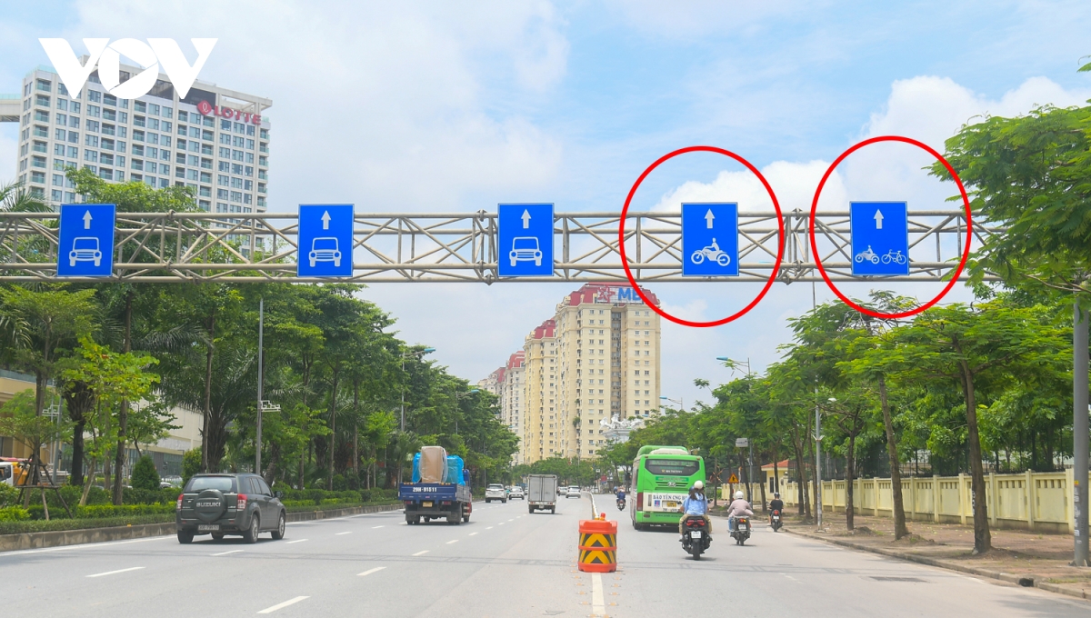 bien bao tren duong vo chi cong bat cap , phuong tien di chuyen kho khan hinh anh 6