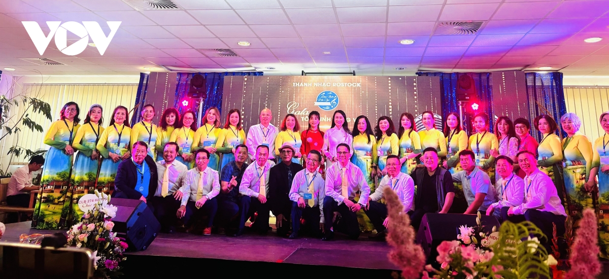 gala tôn vinh tiếng việt lắng nghe biển gọi rostock 2025 hình ảnh 1 gala ton vinh tieng viet lang nghe bien goi rostock 2025 hinh anh 1