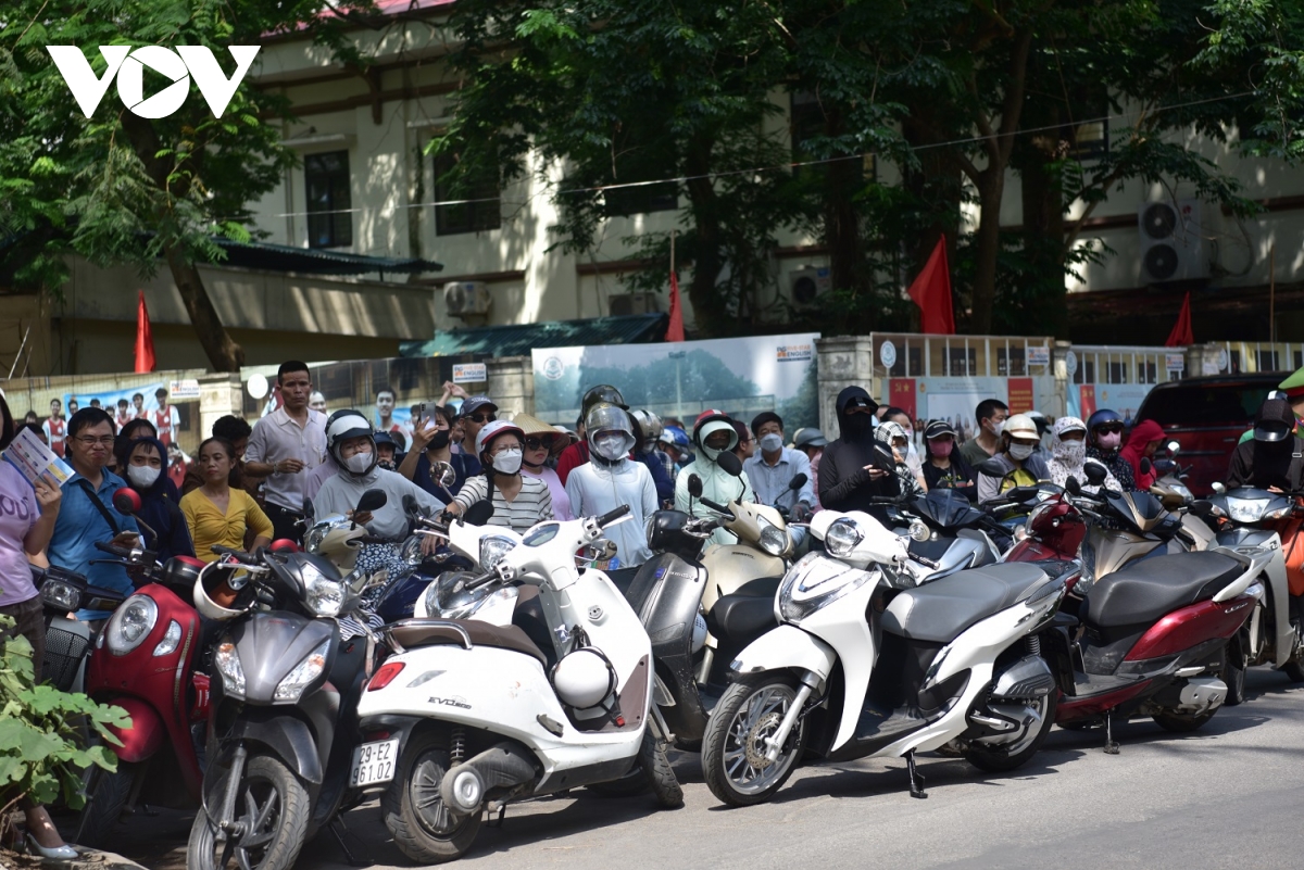 thí sinh, phụ huynh ùa ra như vỡ tổ khiến giao thông tại điểm thi tắc nghẽn hình ảnh 2 thi sinh, phu huynh ua ra nhu vo to khien giao thong tai diem thi tac nghen hinh anh 2