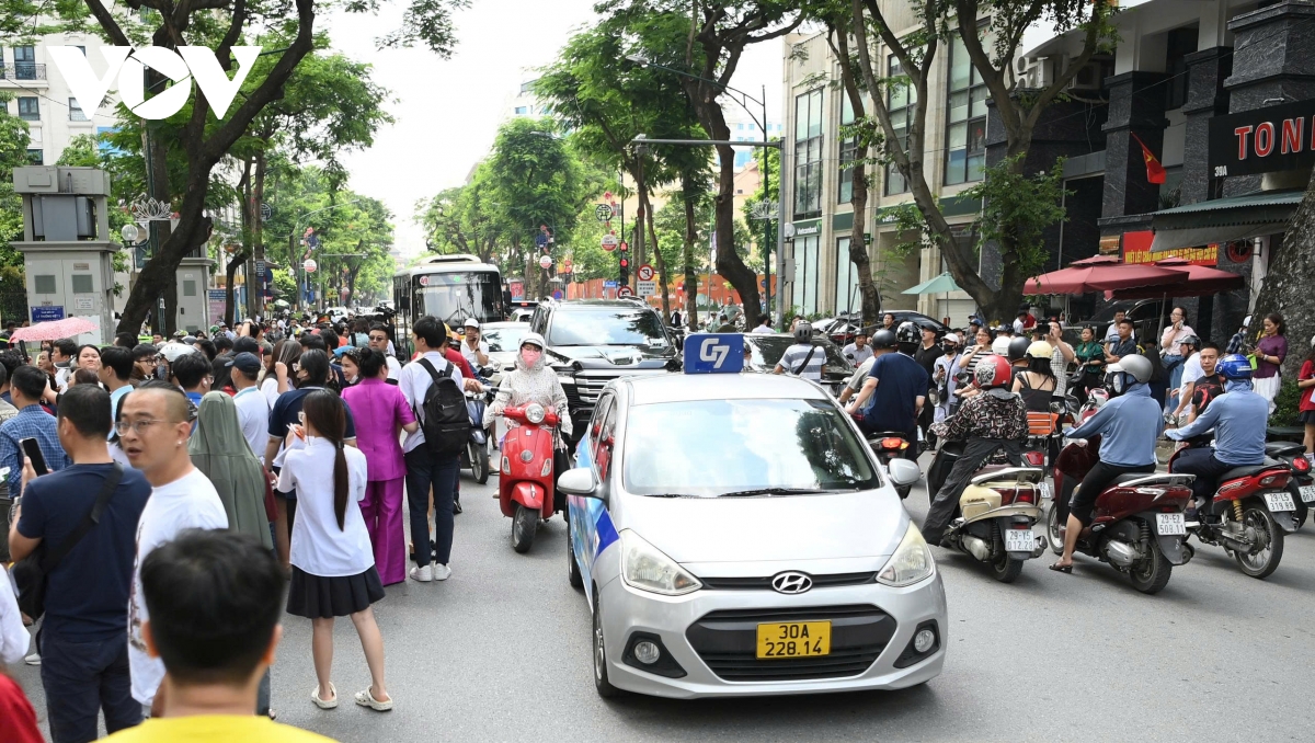 thí sinh, phụ huynh ùa ra như vỡ tổ khiến giao thông tại điểm thi tắc nghẽn hình ảnh 10 thi sinh, phu huynh ua ra nhu vo to khien giao thong tai diem thi tac nghen hinh anh 10