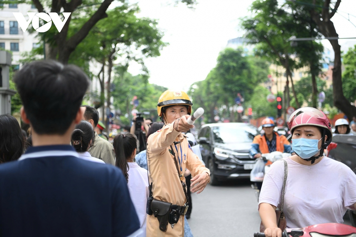thí sinh, phụ huynh ùa ra như vỡ tổ khiến giao thông tại điểm thi tắc nghẽn hình ảnh 11 thi sinh, phu huynh ua ra nhu vo to khien giao thong tai diem thi tac nghen hinh anh 11