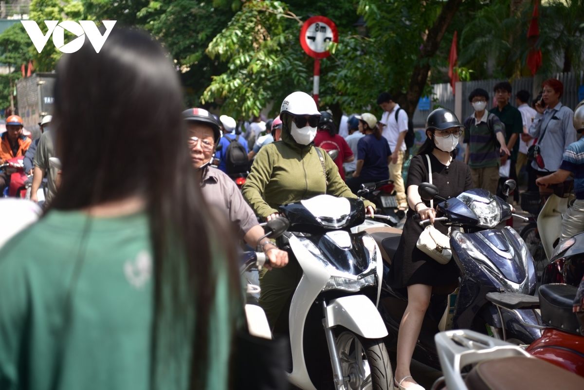 thi sinh, phu huynh ua ra nhu vo to khien giao thong tai diem thi tac nghen hinh anh 7