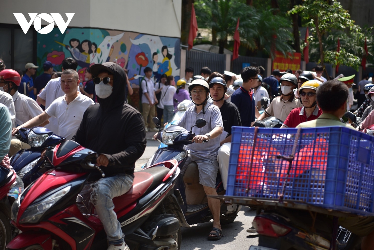thí sinh, phụ huynh ùa ra như vỡ tổ khiến giao thông tại điểm thi tắc nghẽn hình ảnh 6 thi sinh, phu huynh ua ra nhu vo to khien giao thong tai diem thi tac nghen hinh anh 6