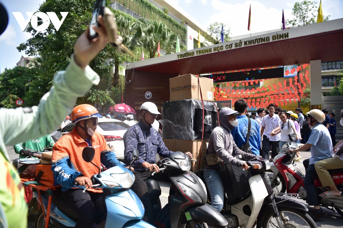 thí sinh, phụ huynh ùa ra như vỡ tổ khiến giao thông tại điểm thi tắc nghẽn hình ảnh 3 thi sinh, phu huynh ua ra nhu vo to khien giao thong tai diem thi tac nghen hinh anh 3