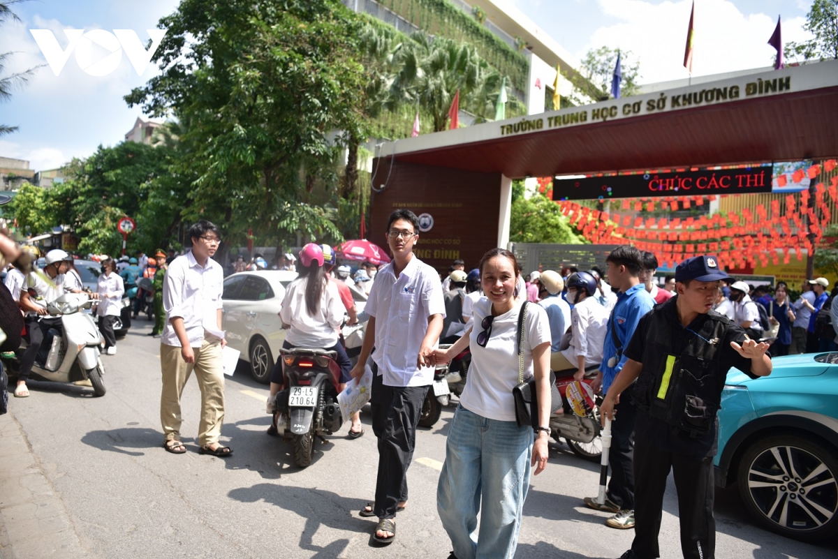 thí sinh, phụ huynh ùa ra như vỡ tổ khiến giao thông tại điểm thi tắc nghẽn hình ảnh 5 thi sinh, phu huynh ua ra nhu vo to khien giao thong tai diem thi tac nghen hinh anh 5