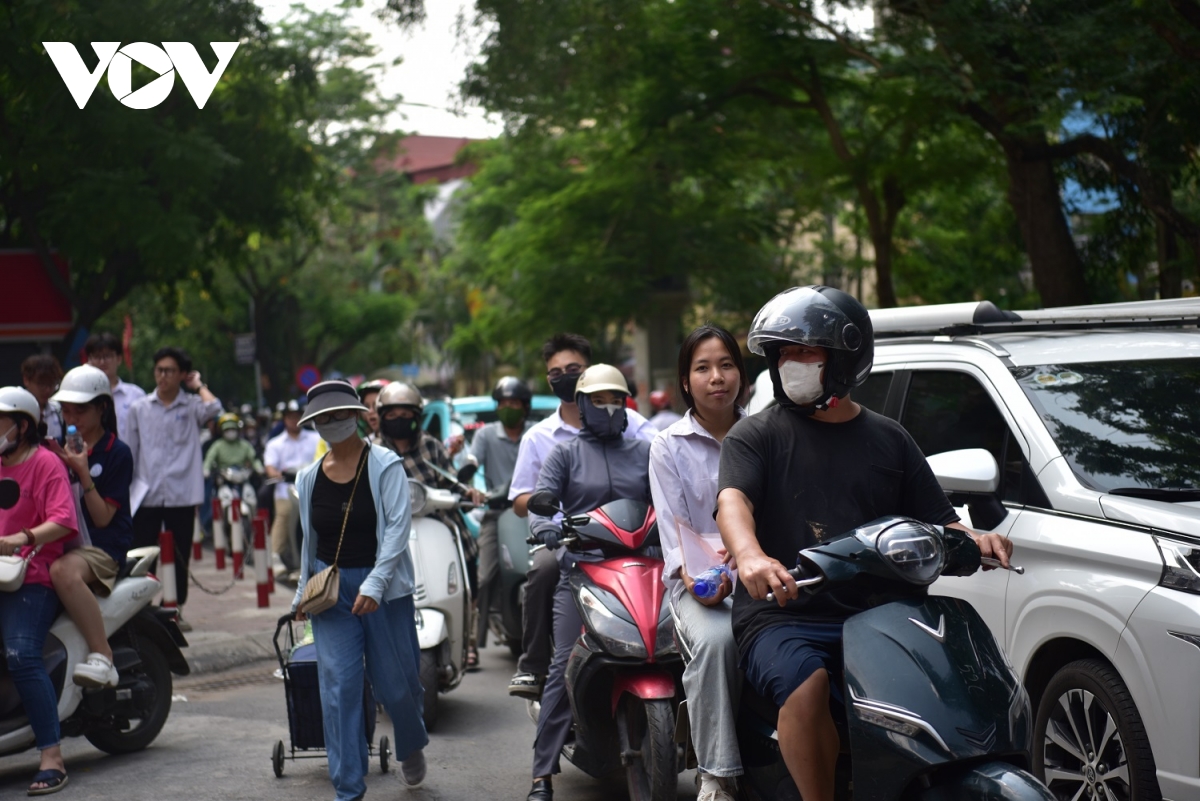 thí sinh, phụ huynh ùa ra như vỡ tổ khiến giao thông tại điểm thi tắc nghẽn hình ảnh 4 thi sinh, phu huynh ua ra nhu vo to khien giao thong tai diem thi tac nghen hinh anh 4