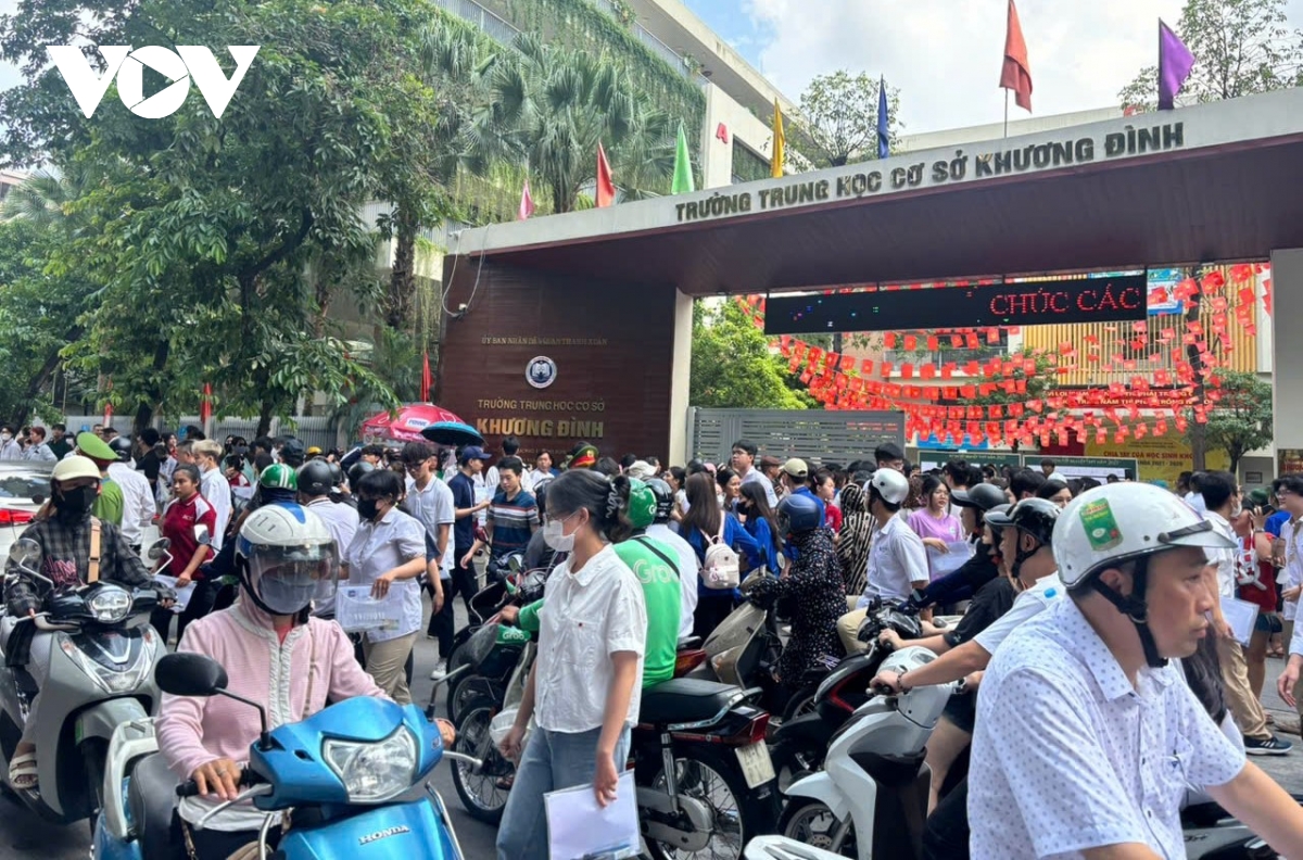 Thí sinh, phụ huynh ùa ra như “vỡ tổ” khiến giao thông tại điểm thi tắc nghẽn