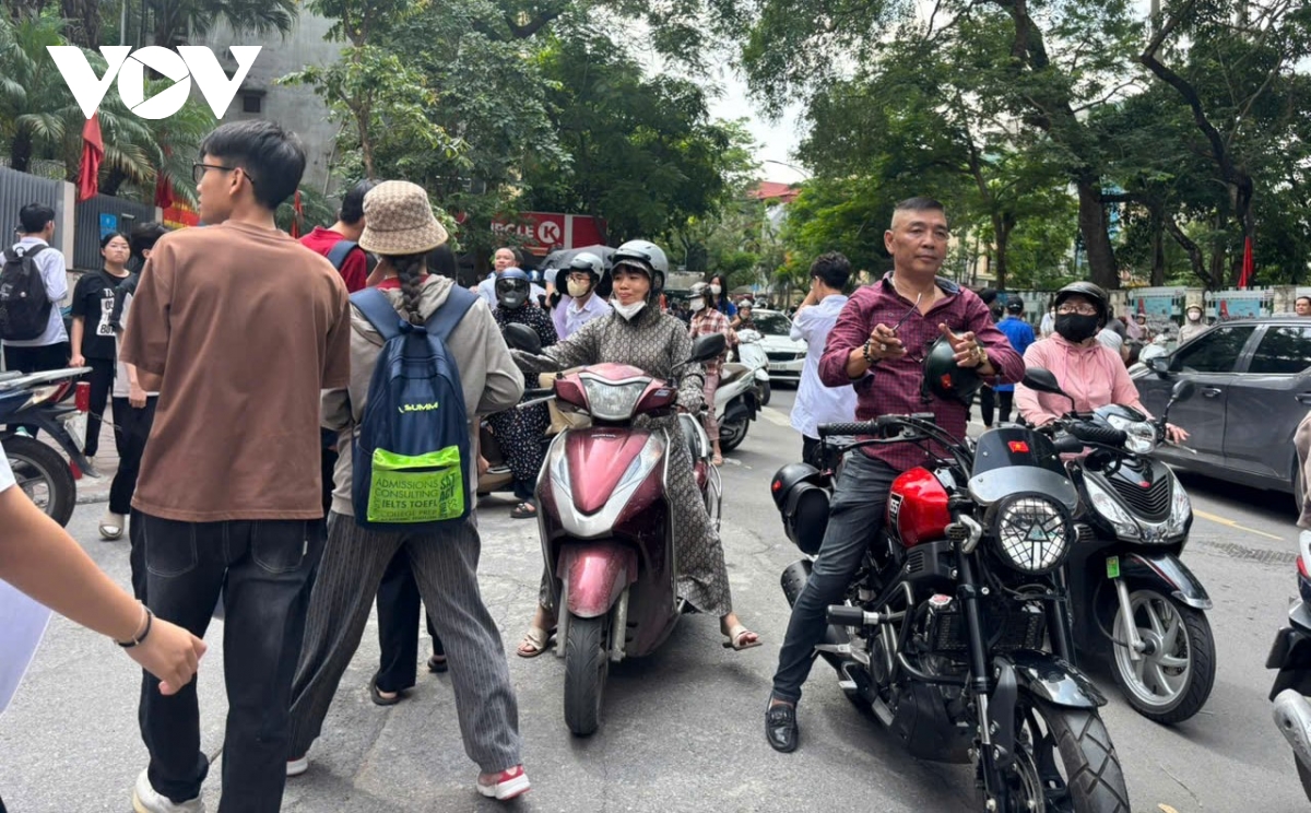 thí sinh, phụ huynh ùa ra như vỡ tổ khiến giao thông tại điểm thi tắc nghẽn hình ảnh 8 thi sinh, phu huynh ua ra nhu vo to khien giao thong tai diem thi tac nghen hinh anh 8