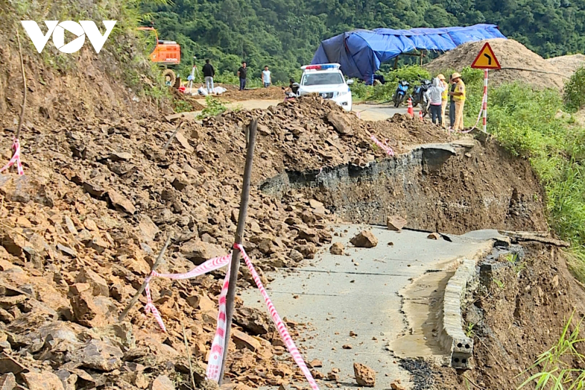 mua lon keo dai gay sut lun nghiem trong tren tinh lo 131 tai lai chau hinh anh 2