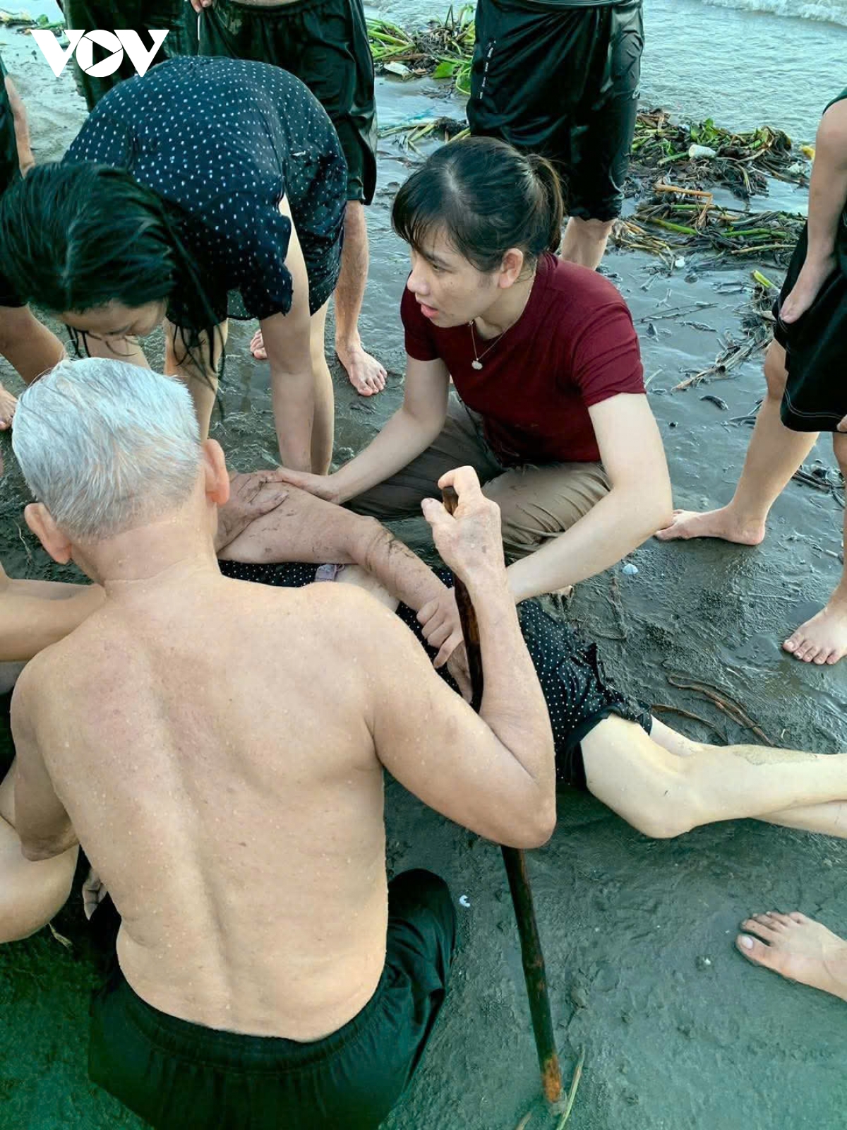 Nữ điều dưỡng kịp thời cứu cụ bà ngưng thở do đuối nước ở biển