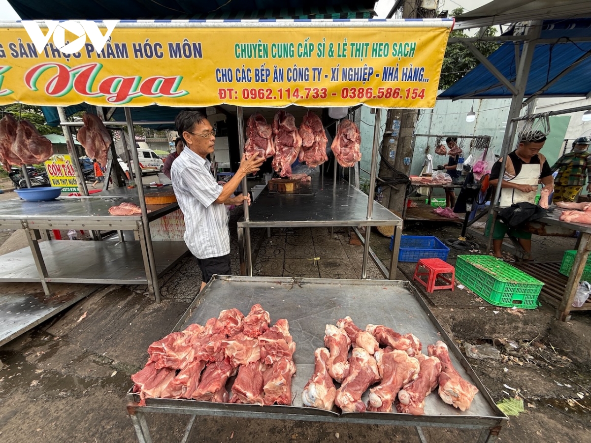 thịt heo lạ siêu rẻ bày bán công khai bên hông chợ đầu mối hóc môn hình ảnh 5 thit heo la sieu re bay ban cong khai ben hong cho dau moi hoc mon hinh anh 5