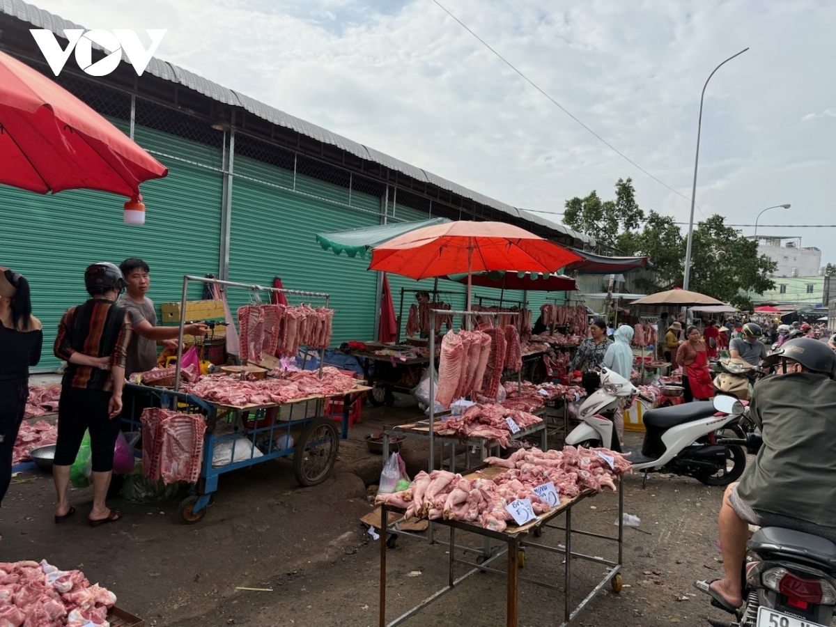 thịt heo lạ siêu rẻ bày bán công khai bên hông chợ đầu mối hóc môn hình ảnh 4 thit heo la sieu re bay ban cong khai ben hong cho dau moi hoc mon hinh anh 4