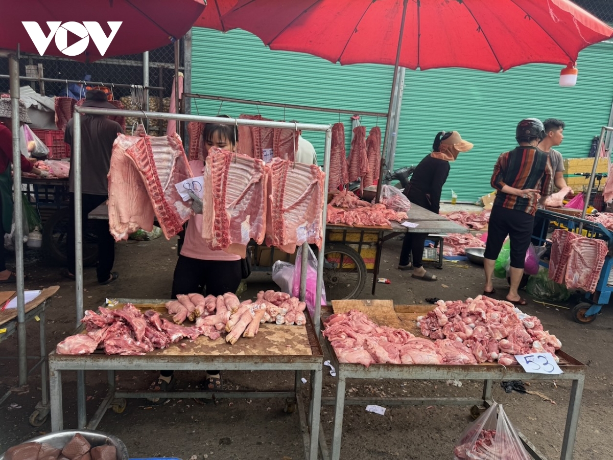 thịt heo lạ siêu rẻ bày bán công khai bên hông chợ đầu mối hóc môn hình ảnh 2 thit heo la sieu re bay ban cong khai ben hong cho dau moi hoc mon hinh anh 2