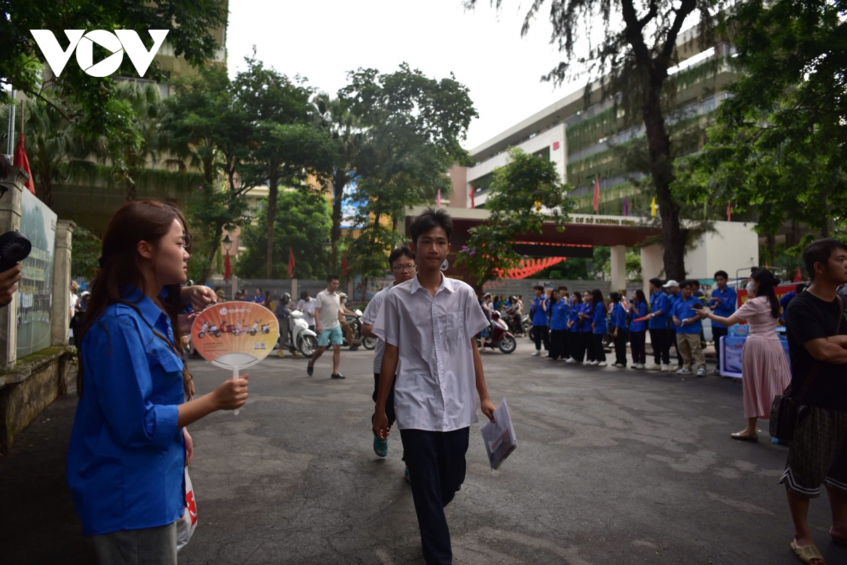 103.000 thí sinh hà nội bước vào môn thi đầu tiên kỳ thi vào 10 hình ảnh 8 103.000 thi sinh ha noi buoc vao mon thi dau tien ky thi vao 10 hinh anh 8