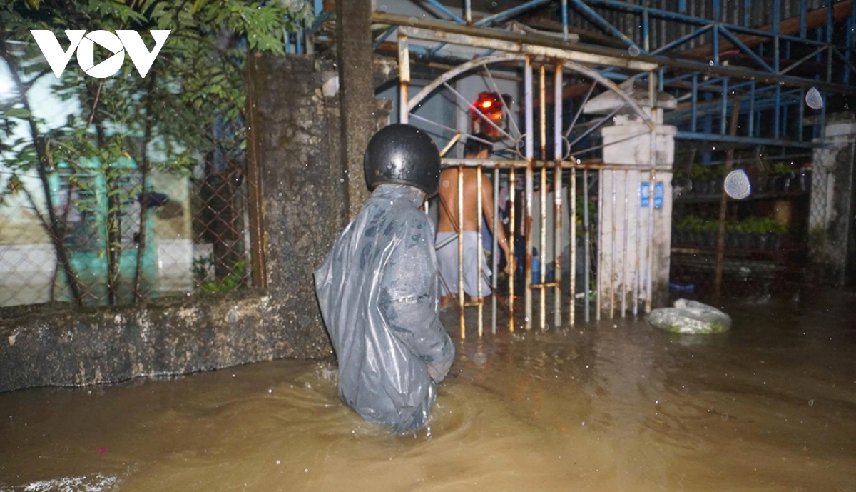 mưa lớn do bão số 1, nhiều khu vực ở Đà nẵng ngập sâu hình ảnh 6 mua lon do bao so 1, nhieu khu vuc o Da nang ngap sau hinh anh 6