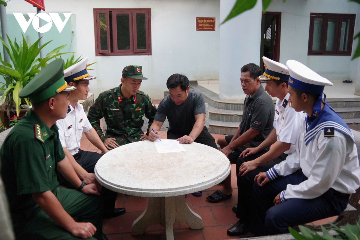 quân y trường sa cứu sống ngư dân quảng nam giữa trùng khơi hình ảnh 2 quan y truong sa cuu song ngu dan quang nam giua trung khoi hinh anh 2