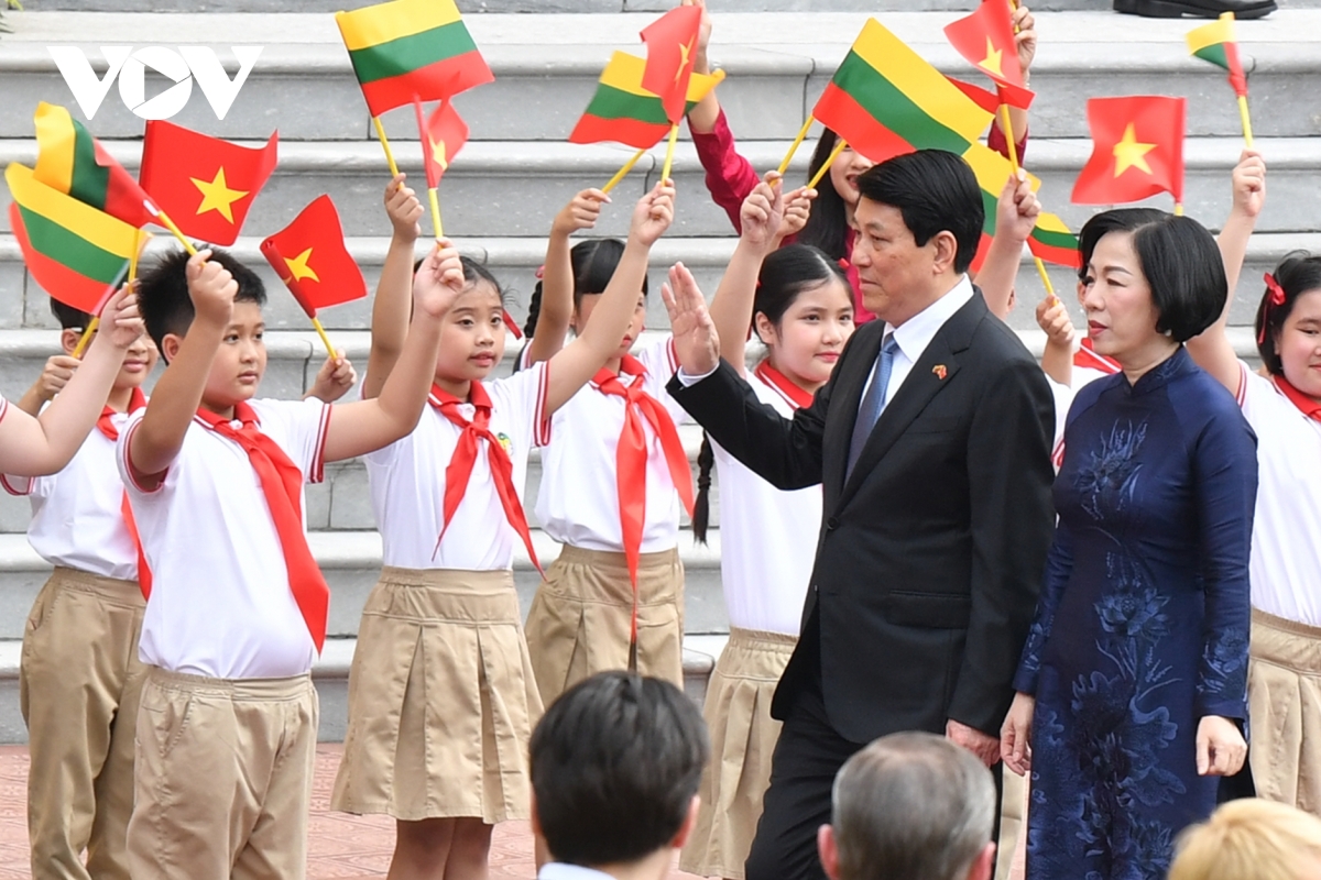 lễ đón tổng thống litva và phu nhân lần đầu thăm chính thức việt nam hình ảnh 2 le don tong thong litva va phu nhan lan dau tham chinh thuc viet nam hinh anh 2