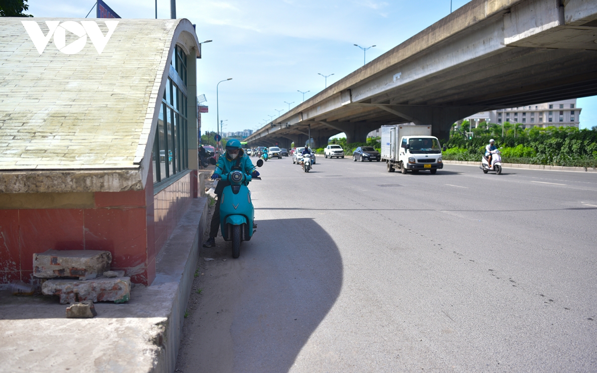 nữ lao công mưu sinh dưới trời nắng nóng gần 40 độ ở hà nội hình ảnh 10 nu lao cong muu sinh duoi troi nang nong gan 40 do o ha noi hinh anh 10