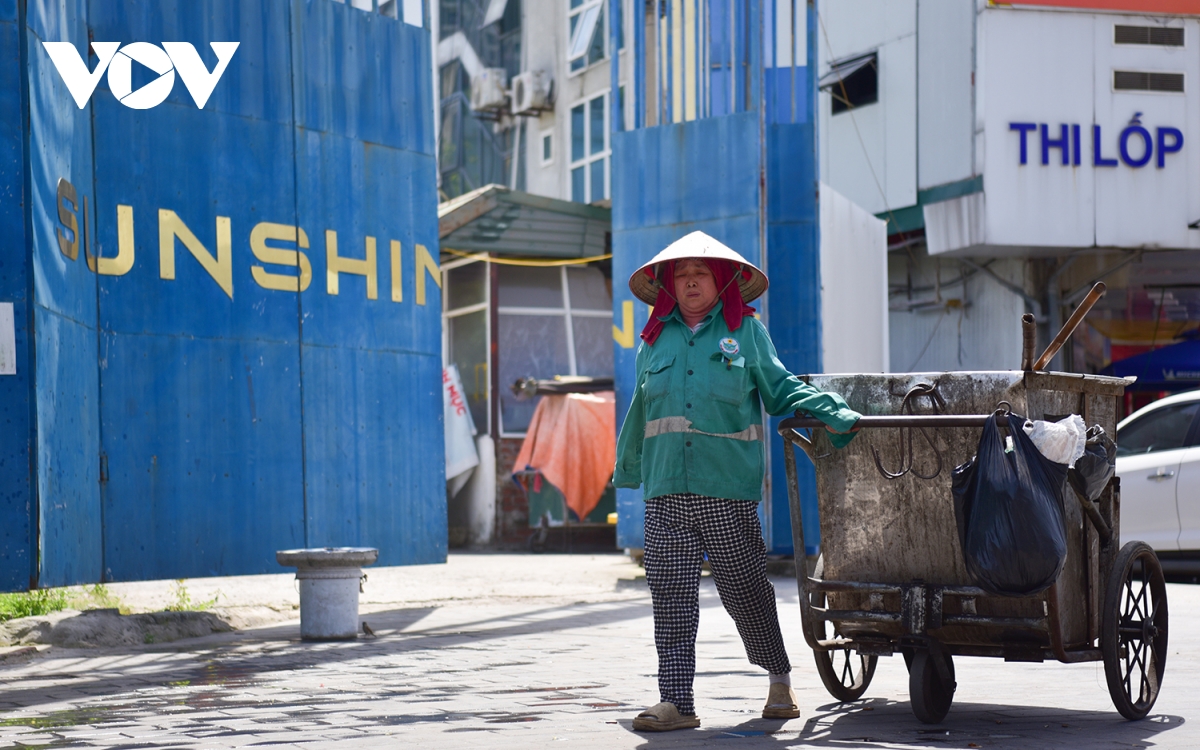 nữ lao công mưu sinh dưới trời nắng nóng gần 40 độ ở hà nội hình ảnh 5 nu lao cong muu sinh duoi troi nang nong gan 40 do o ha noi hinh anh 5
