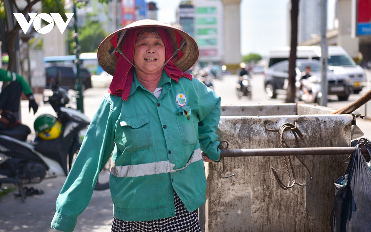 nữ lao công mưu sinh dưới trời nắng nóng gần 40 độ ở hà nội hình ảnh 6 nu lao cong muu sinh duoi troi nang nong gan 40 do o ha noi hinh anh 6