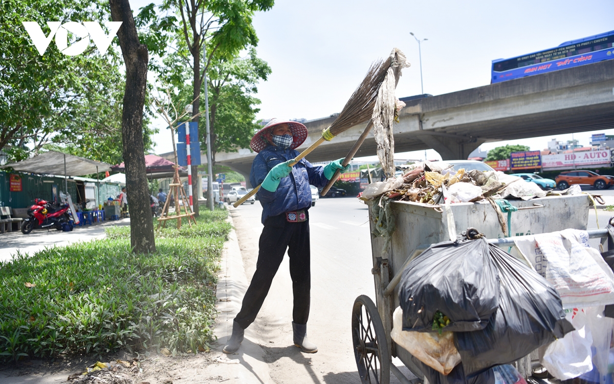 nữ lao công mưu sinh dưới trời nắng nóng gần 40 độ ở hà nội hình ảnh 3 nu lao cong muu sinh duoi troi nang nong gan 40 do o ha noi hinh anh 3