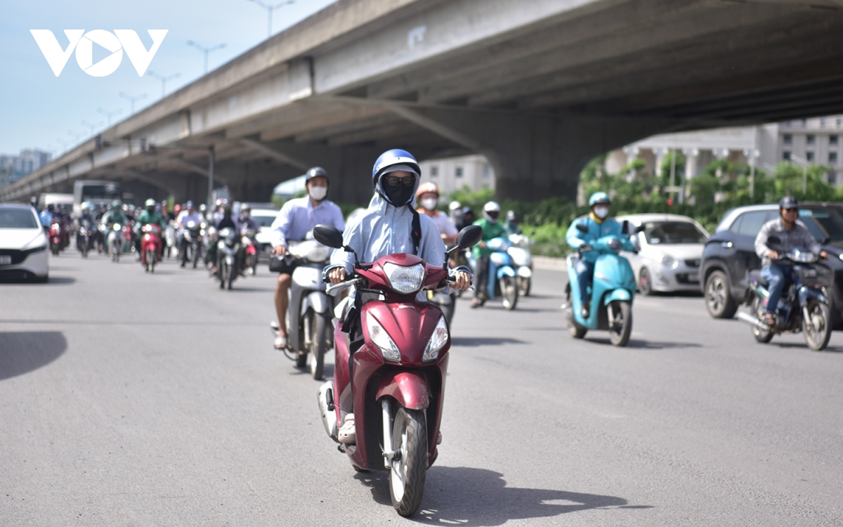 nữ lao công mưu sinh dưới trời nắng nóng gần 40 độ ở hà nội hình ảnh 12 nu lao cong muu sinh duoi troi nang nong gan 40 do o ha noi hinh anh 12