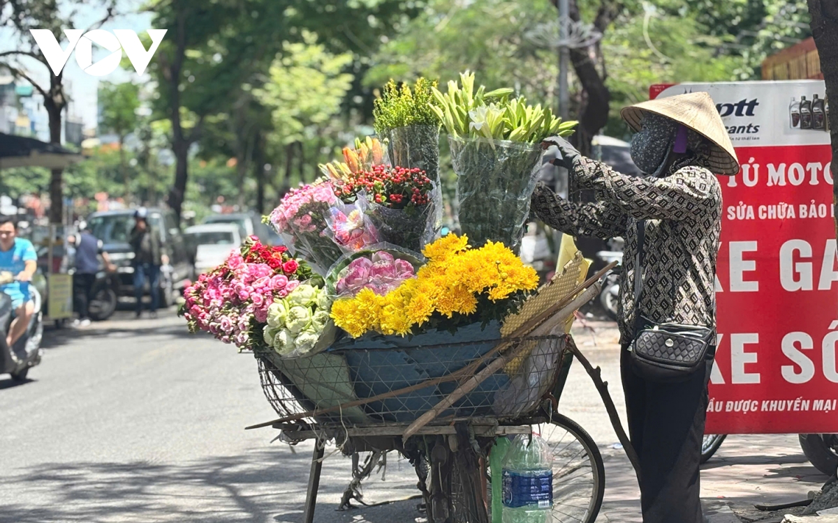 nữ lao công mưu sinh dưới trời nắng nóng gần 40 độ ở hà nội hình ảnh 14 nu lao cong muu sinh duoi troi nang nong gan 40 do o ha noi hinh anh 14