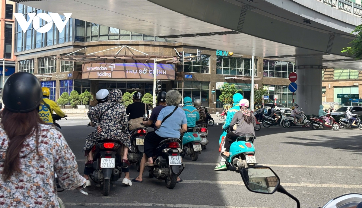 nữ lao công mưu sinh dưới trời nắng nóng gần 40 độ ở hà nội hình ảnh 11 nu lao cong muu sinh duoi troi nang nong gan 40 do o ha noi hinh anh 11