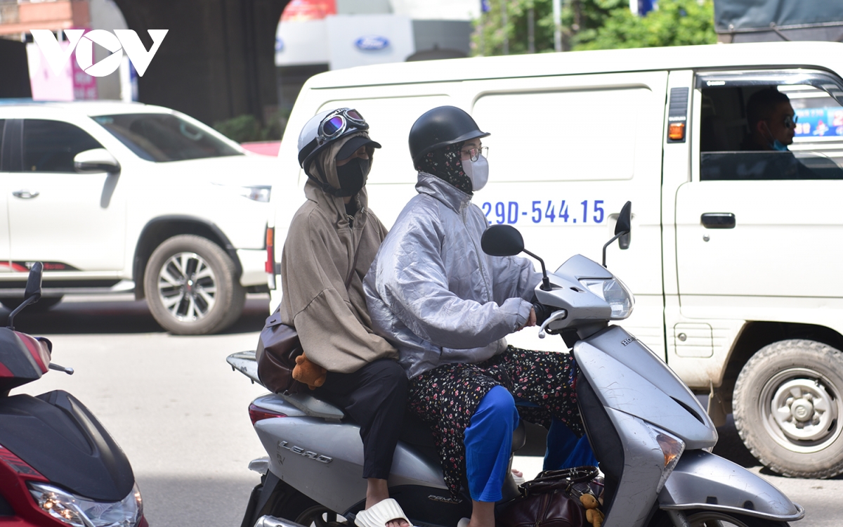 nữ lao công mưu sinh dưới trời nắng nóng gần 40 độ ở hà nội hình ảnh 2 nu lao cong muu sinh duoi troi nang nong gan 40 do o ha noi hinh anh 2