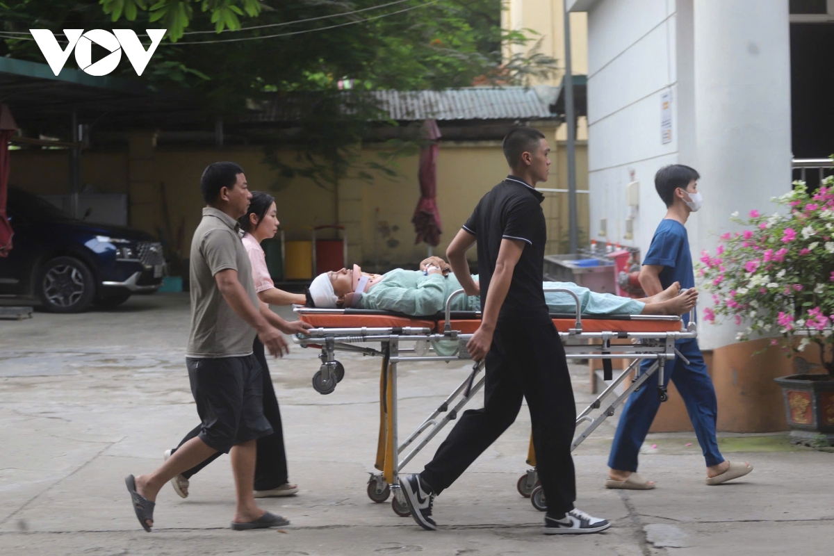 Nam sinh Hà Nội đến điểm thi bằng cáng sau tai nạn giao thông
