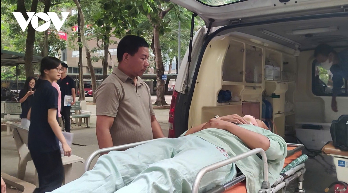 nam sinh ở hà nội phải nằm cáng đến điểm thi đã hoàn thành bài thi hình ảnh 2 nam sinh o ha noi phai nam cang den diem thi da hoan thanh bai thi hinh anh 2