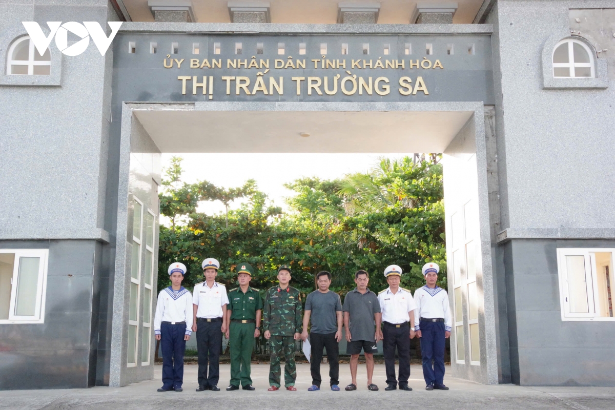 quân y trường sa cứu sống ngư dân quảng nam giữa trùng khơi hình ảnh 3 quan y truong sa cuu song ngu dan quang nam giua trung khoi hinh anh 3