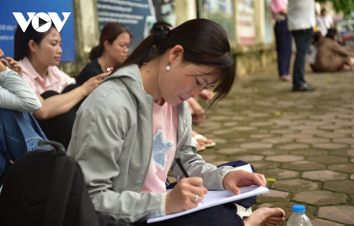 mẹ đi xe máy từ 4h sáng lên hà nội tiếp sức cho con thi tốt nghiệp thpt hình ảnh 1 me di xe may tu 4h sang len ha noi tiep suc cho con thi tot nghiep thpt hinh anh 1
