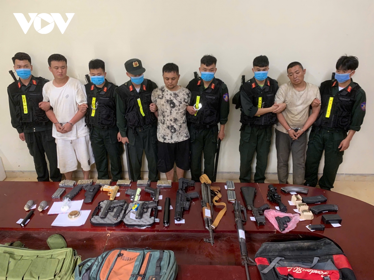 bat giu nhom nguoi nuoc ngoai van chuyen sung, luu dan qua bien gioi hinh anh 2 bat giu nhom nguoi nuoc ngoai van chuyen sung, luu dan qua bien gioi hinh anh 2