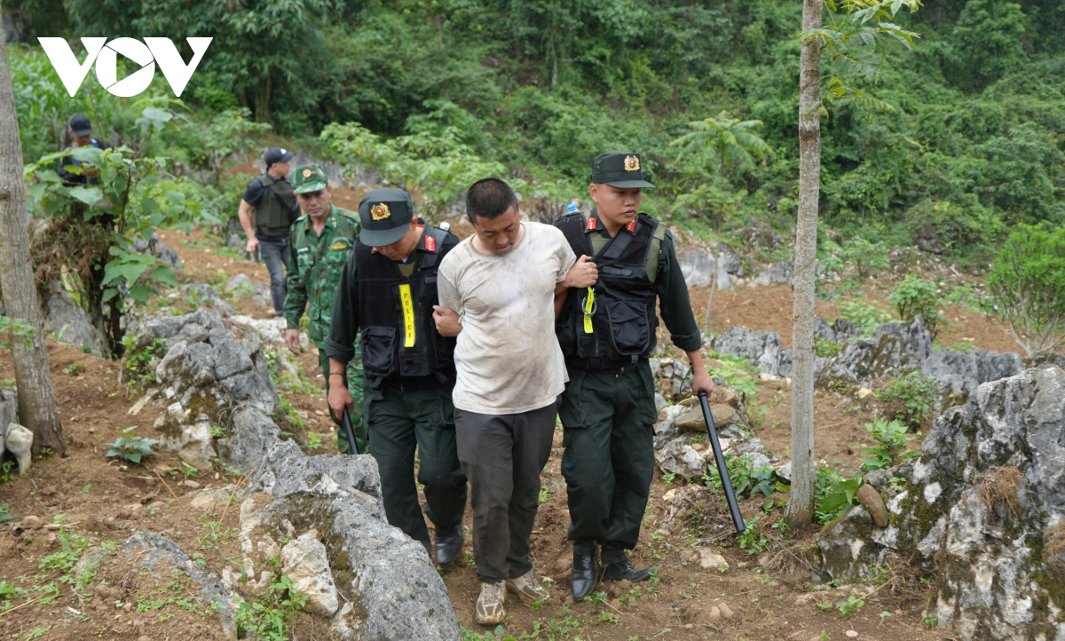 bat giu nhom nguoi nuoc ngoai van chuyen sung, luu dan qua bien gioi hinh anh 1 bat giu nhom nguoi nuoc ngoai van chuyen sung, luu dan qua bien gioi hinh anh 1