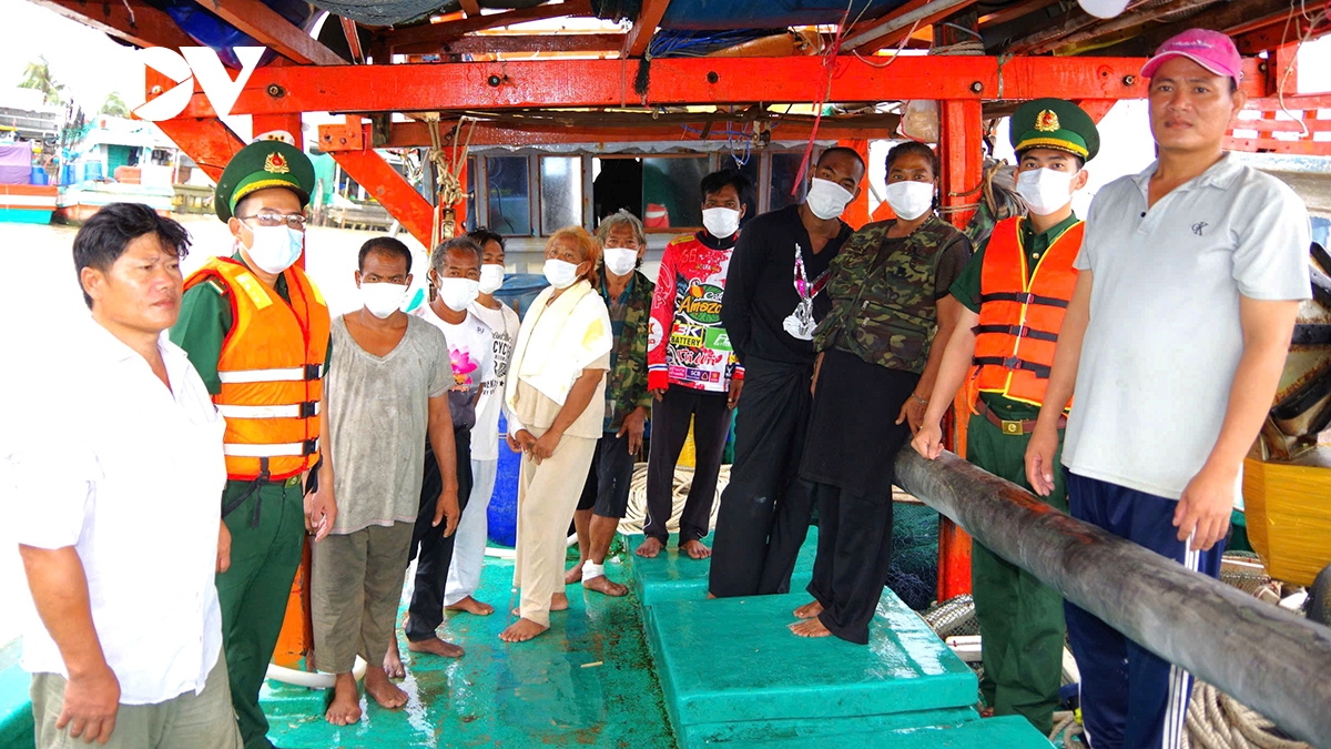 biên phòng cà mau hỗ trợ, cứu vớt 8 người nước ngoài trên biển hình ảnh 1 bien phong ca mau ho tro, cuu vot 8 nguoi nuoc ngoai tren bien hinh anh 1