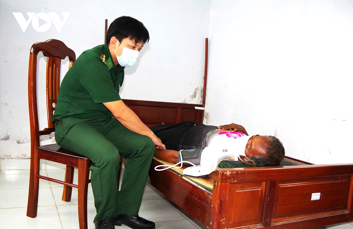 biên phòng cà mau hỗ trợ, cứu vớt 8 người nước ngoài trên biển hình ảnh 2 bien phong ca mau ho tro, cuu vot 8 nguoi nuoc ngoai tren bien hinh anh 2